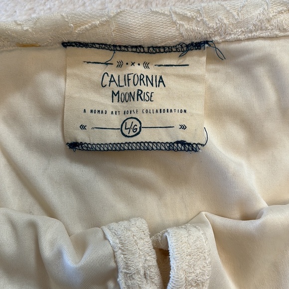 California Moonrise lace skirt - Picture 3 of 4